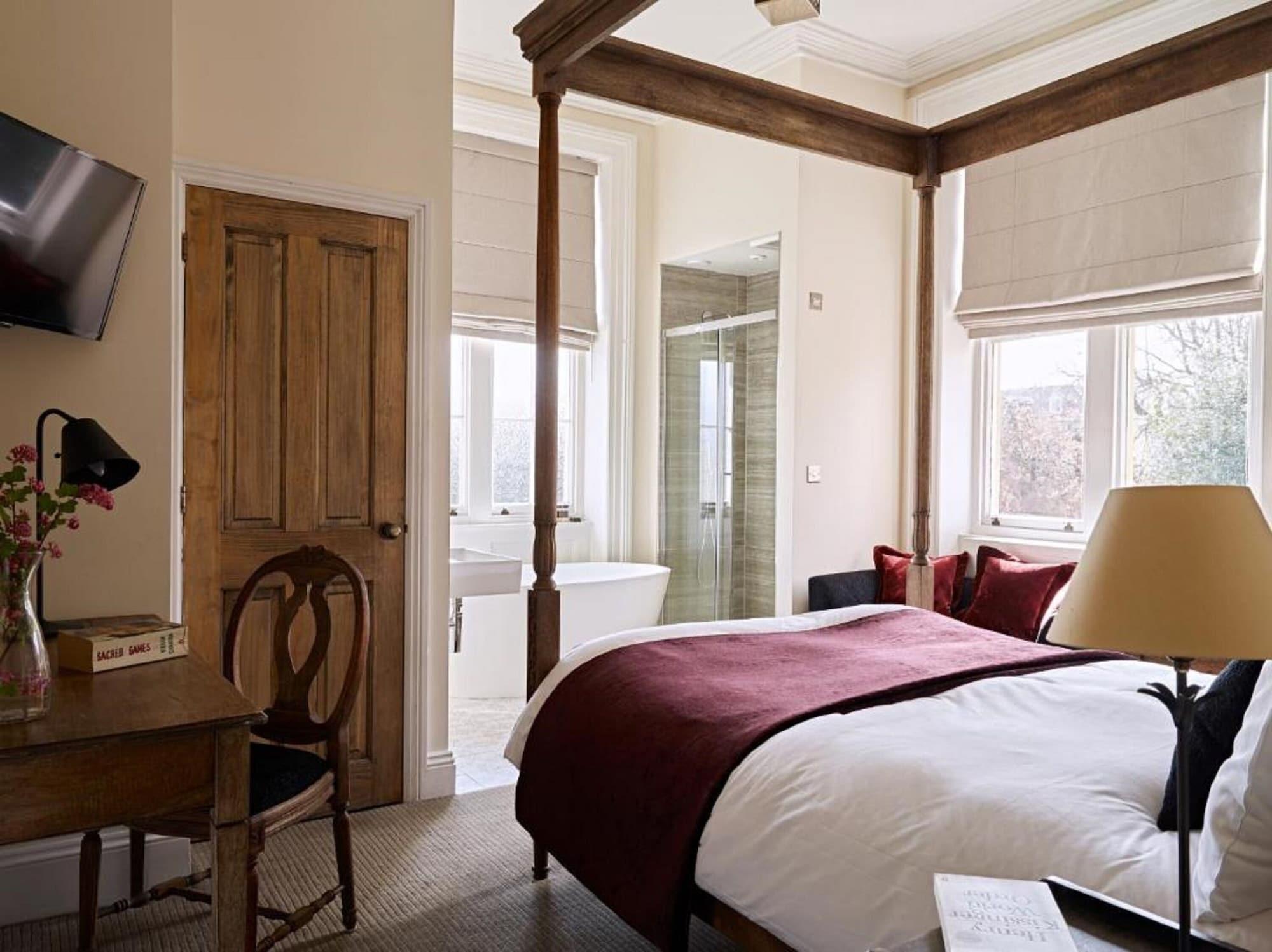 Cotswold Grange Cheltenham Exterior foto A bedroom at The Swan Hotel