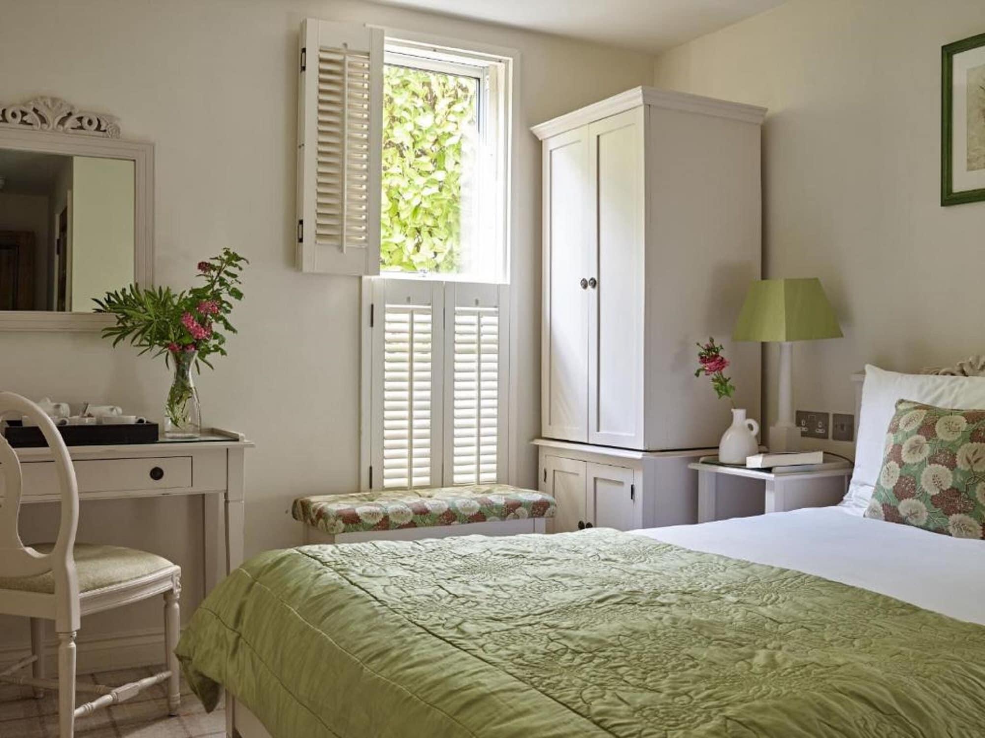 Cotswold Grange Cheltenham Exterior foto A bedroom at The Old parsonage