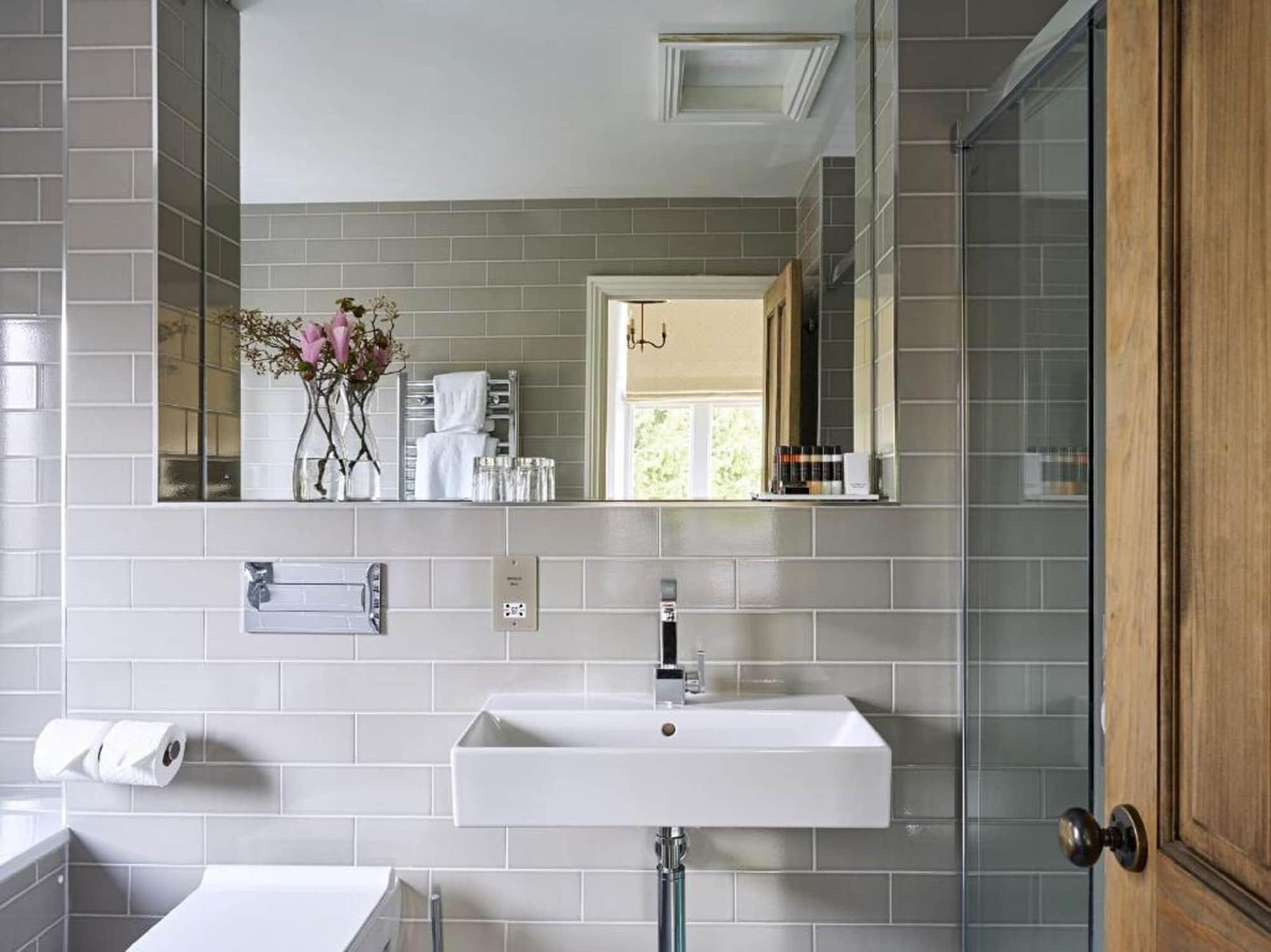 Cotswold Grange Cheltenham Exterior foto Bathroom with subway tiles