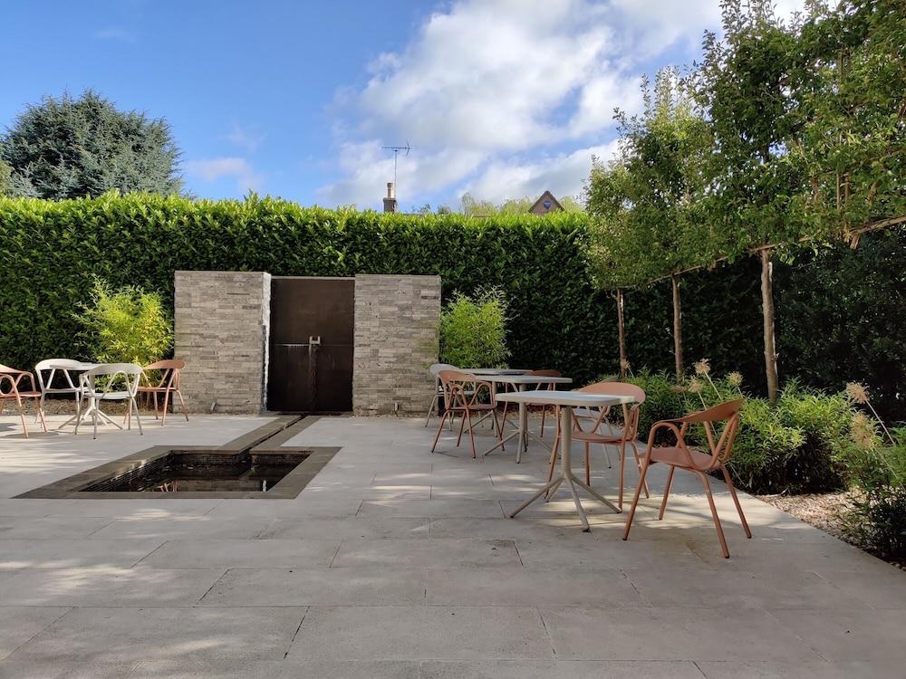 Cotswold Grange Cheltenham Exterior foto The garden of the Centre for Contemporary Learning