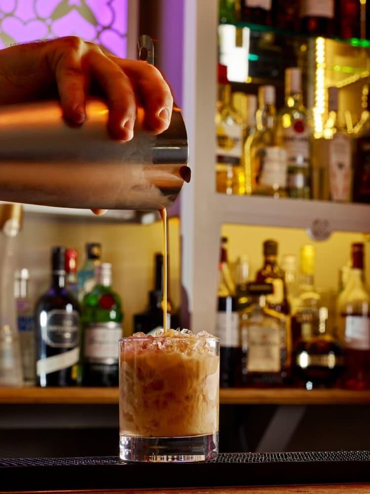 Cotswold Grange Cheltenham Exterior foto A bartender pouring a White Russian