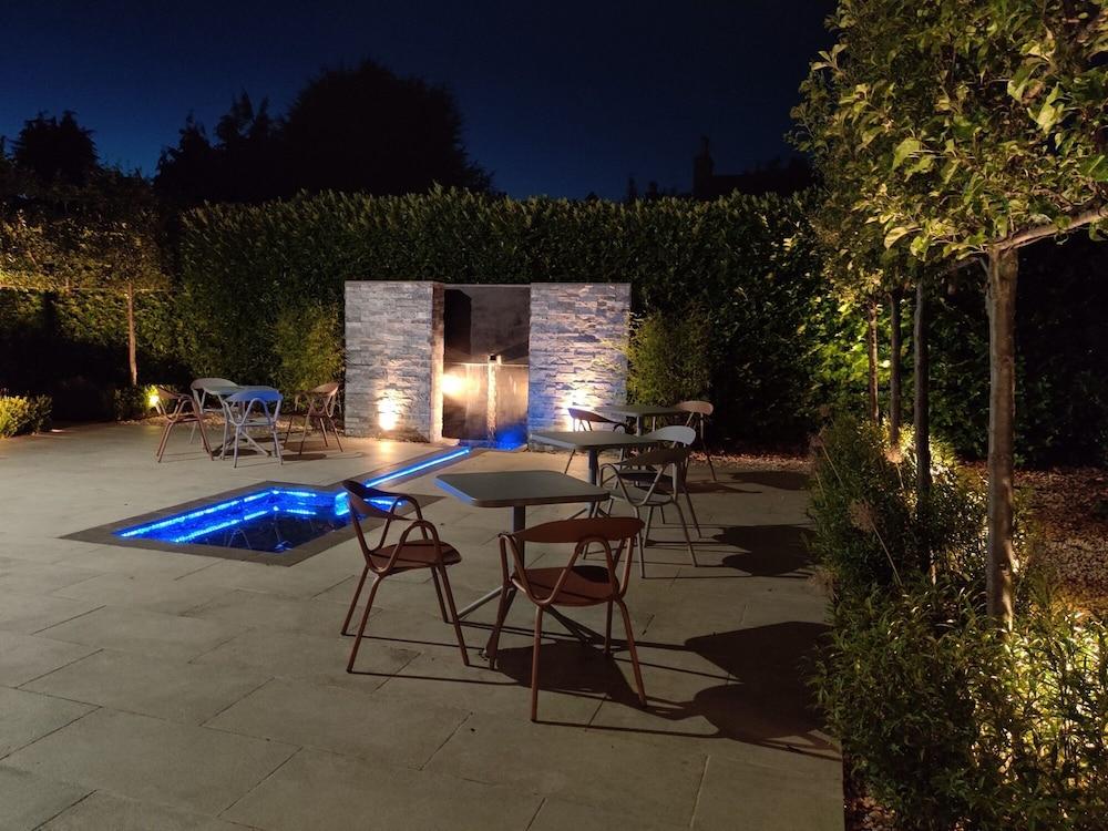 Cotswold Grange Cheltenham Exterior foto The garden at night