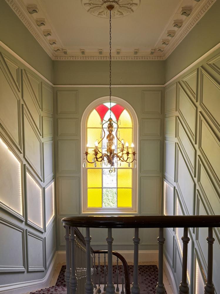 Cotswold Grange Cheltenham Exterior foto The staircase