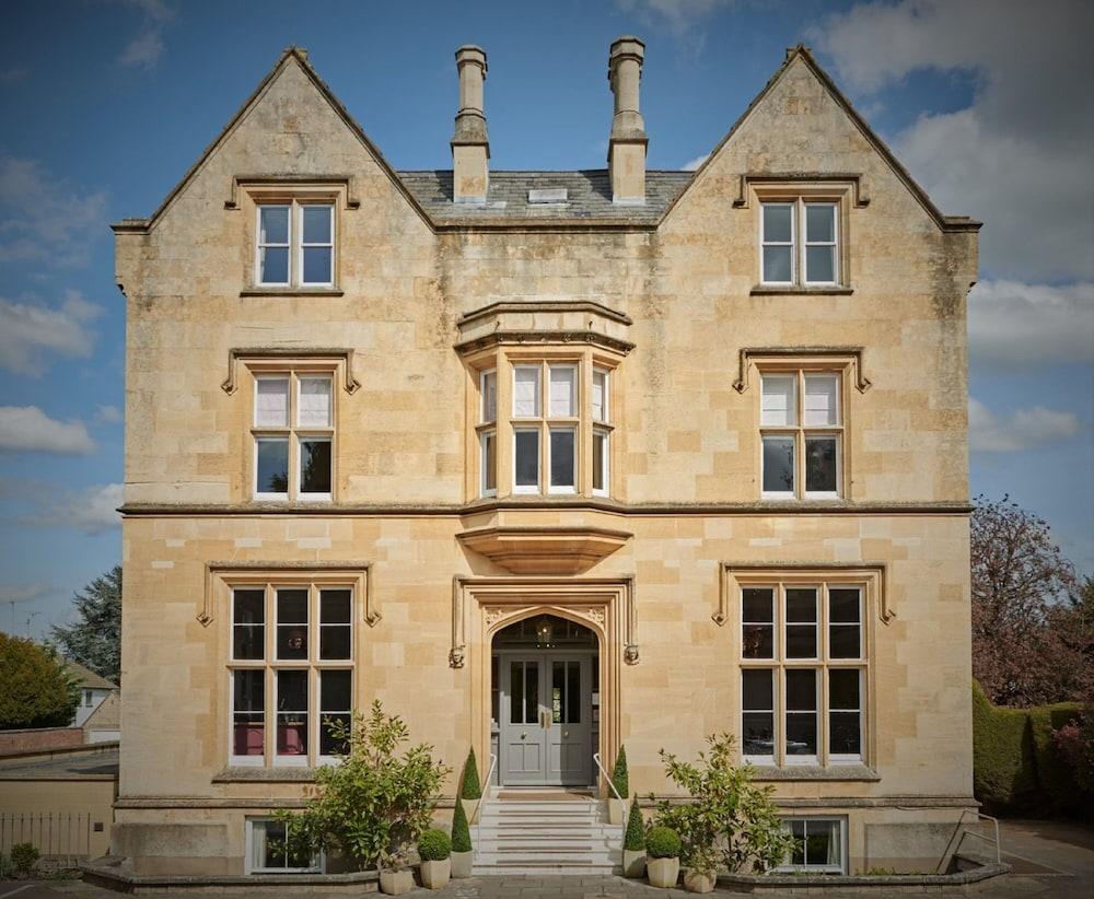 Cotswold Grange Cheltenham Exterior foto The main entrance of the school