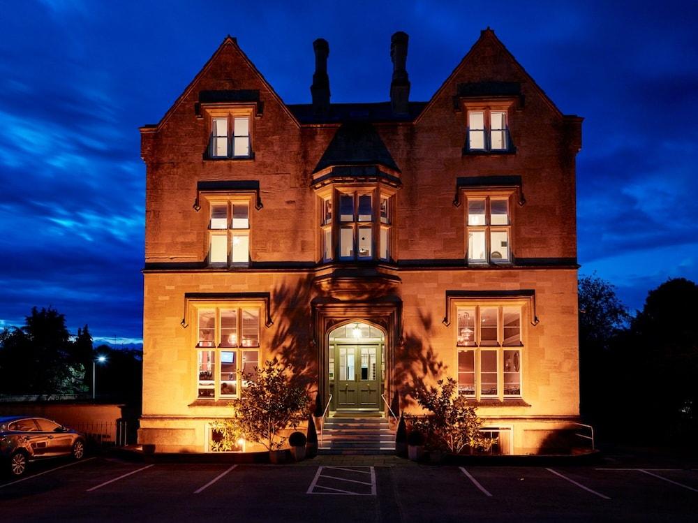 Cotswold Grange Cheltenham Exterior foto The Old Rectory, at night