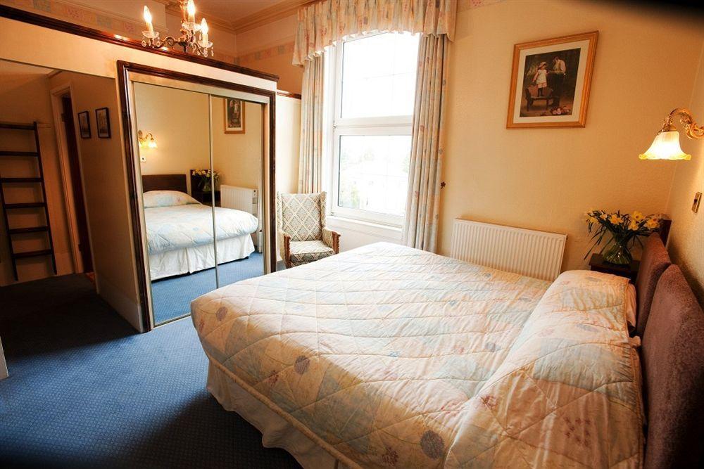 Cotswold Grange Cheltenham Exterior foto A bedroom at the hotel