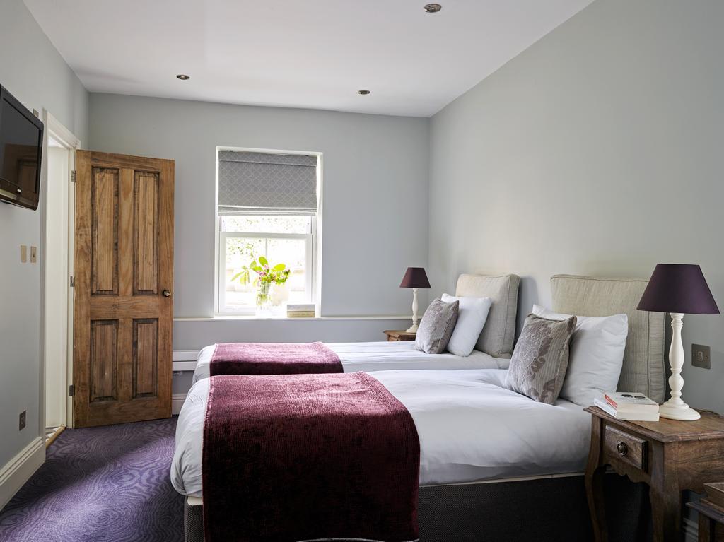 Cotswold Grange Cheltenham Exterior foto A room at the hotel