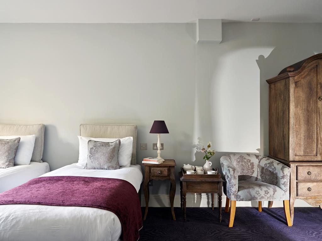 Cotswold Grange Cheltenham Exterior foto A room at the hotel