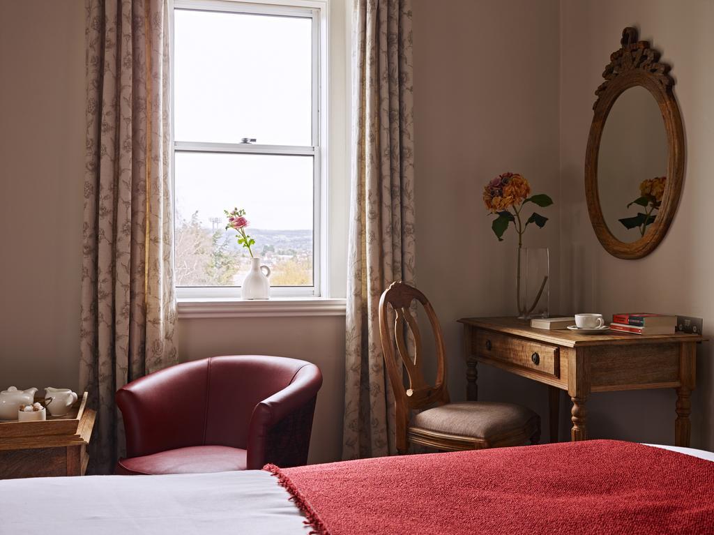 Cotswold Grange Cheltenham Exterior foto A bedroom at the hotel