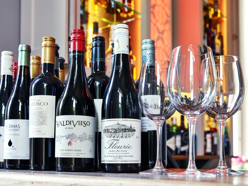 Cotswold Grange Cheltenham Exterior foto Wine bottles