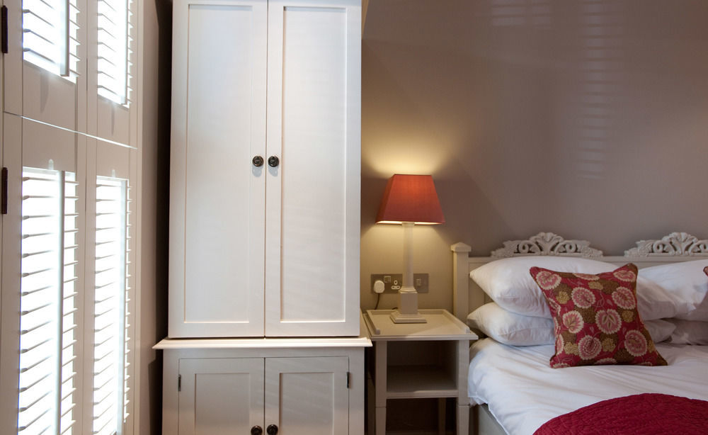 Cotswold Grange Cheltenham Exterior foto A bedroom at the hotel