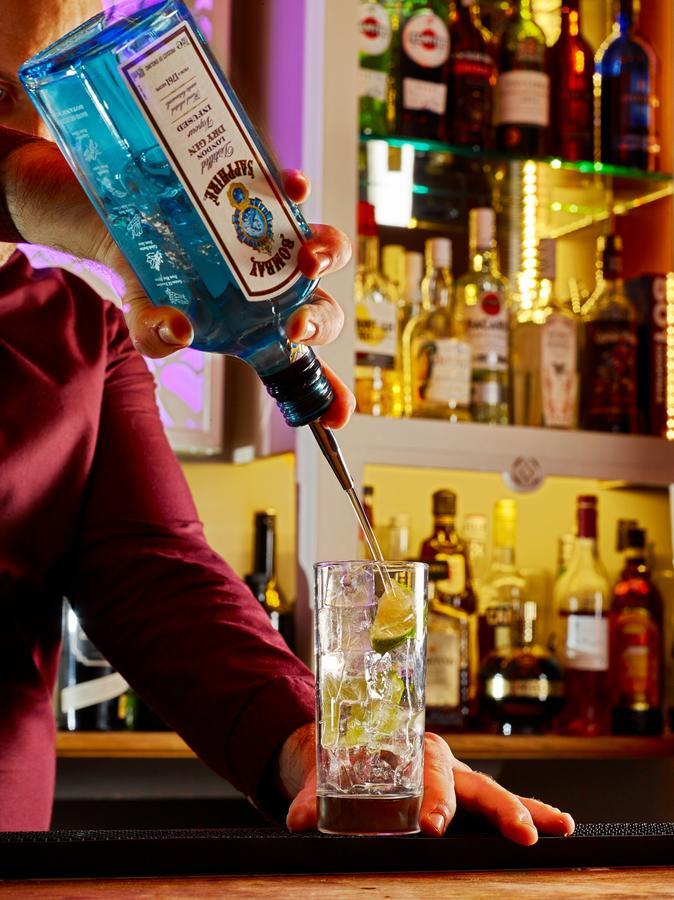 Cotswold Grange Cheltenham Exterior foto A bartender pouring a bottle of Blue Curaçao liqueur