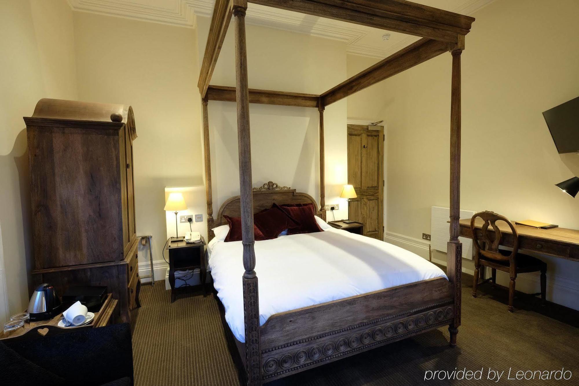 Cotswold Grange Cheltenham Exterior foto A room at the hotel