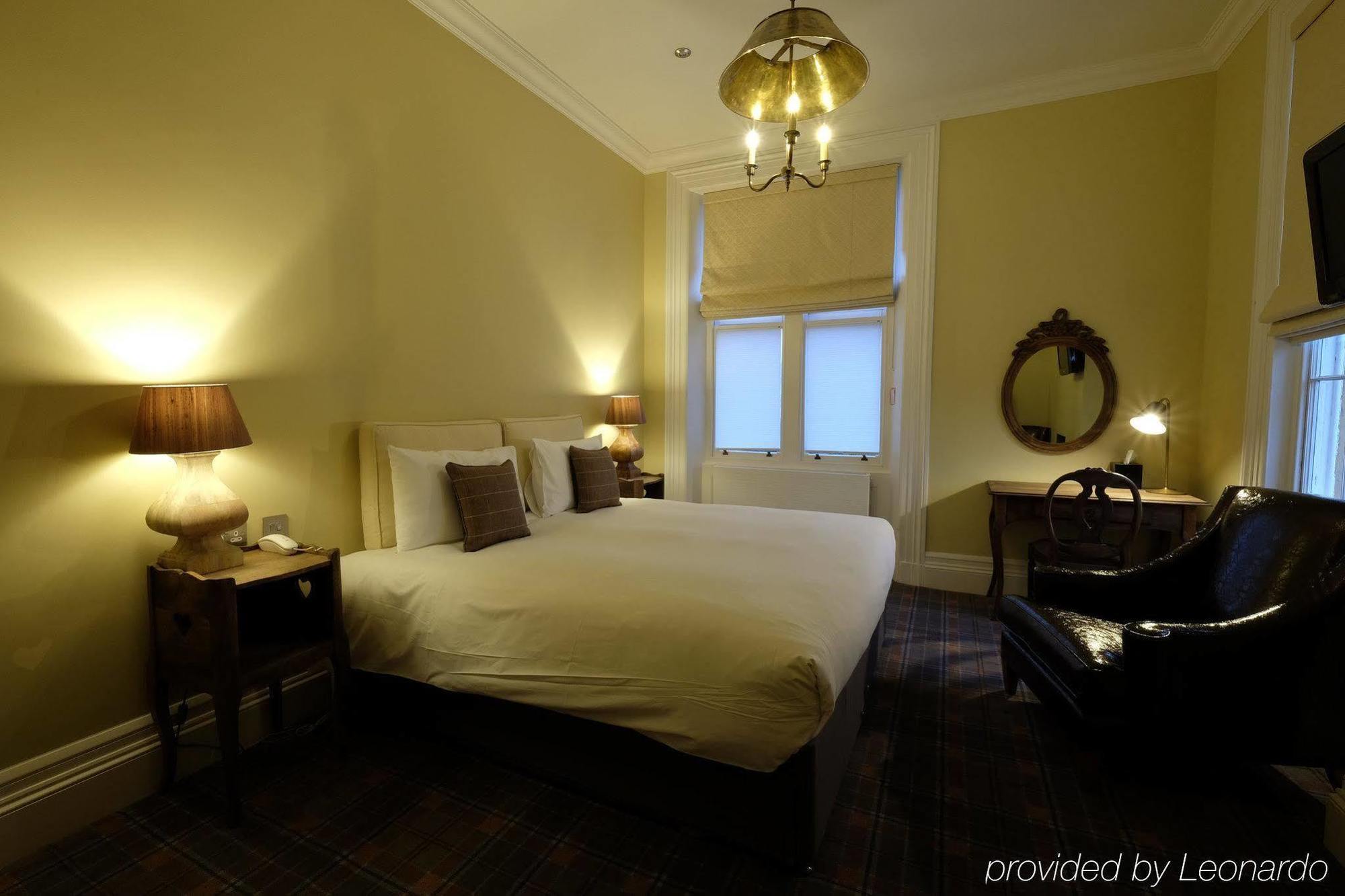 Cotswold Grange Cheltenham Exterior foto A room at the hotel
