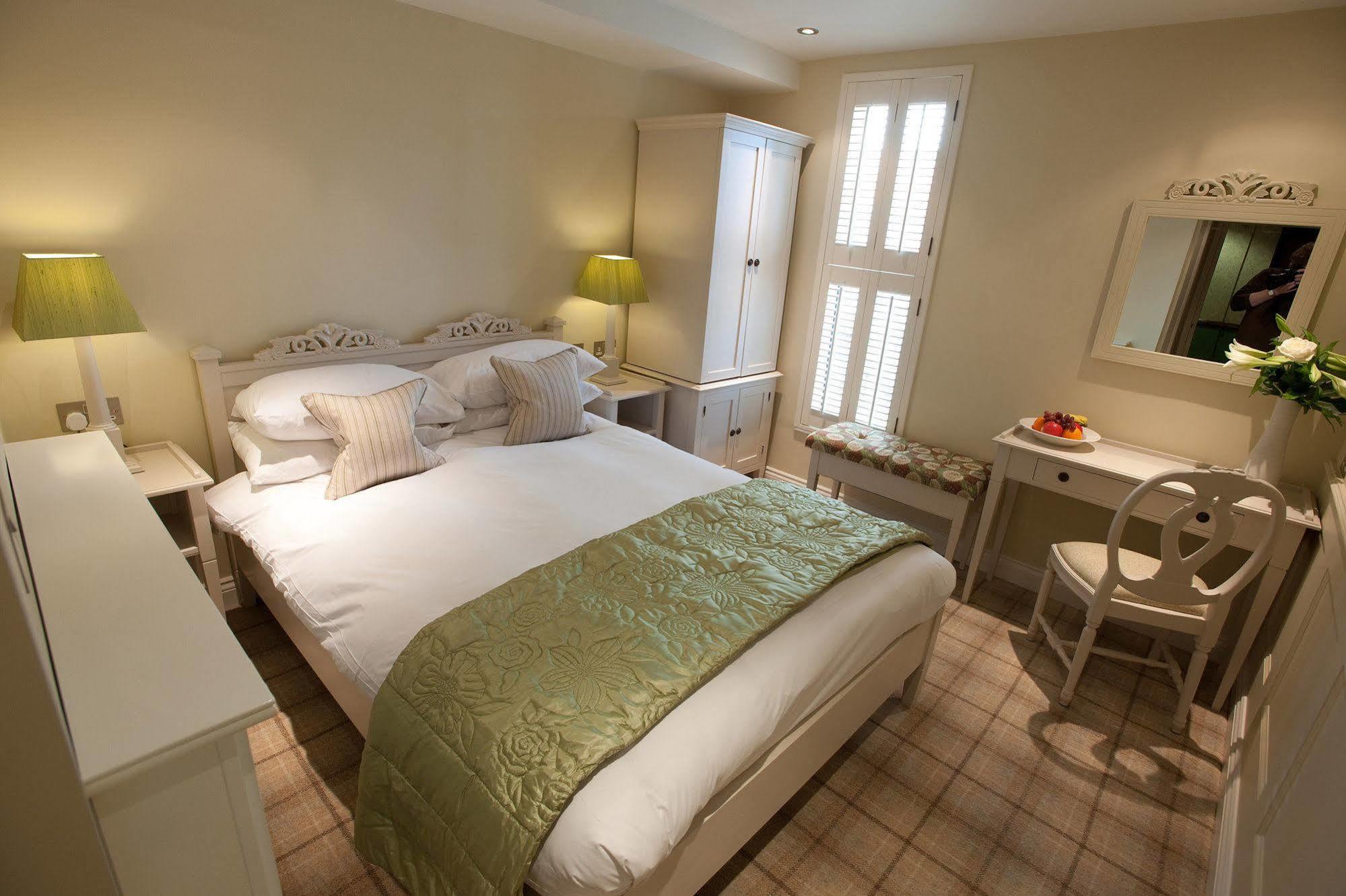 Cotswold Grange Cheltenham Exterior foto A bedroom at The Old Vicarage