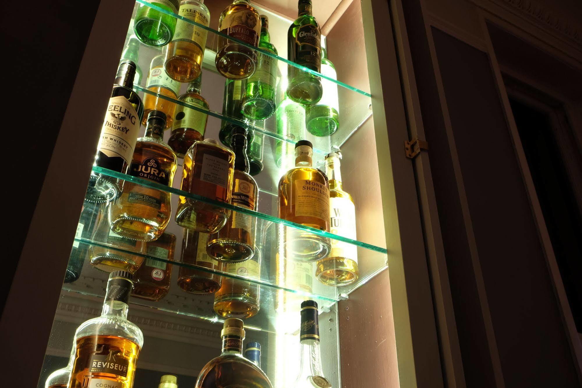 Cotswold Grange Cheltenham Exterior foto A selection of Scotch whiskies