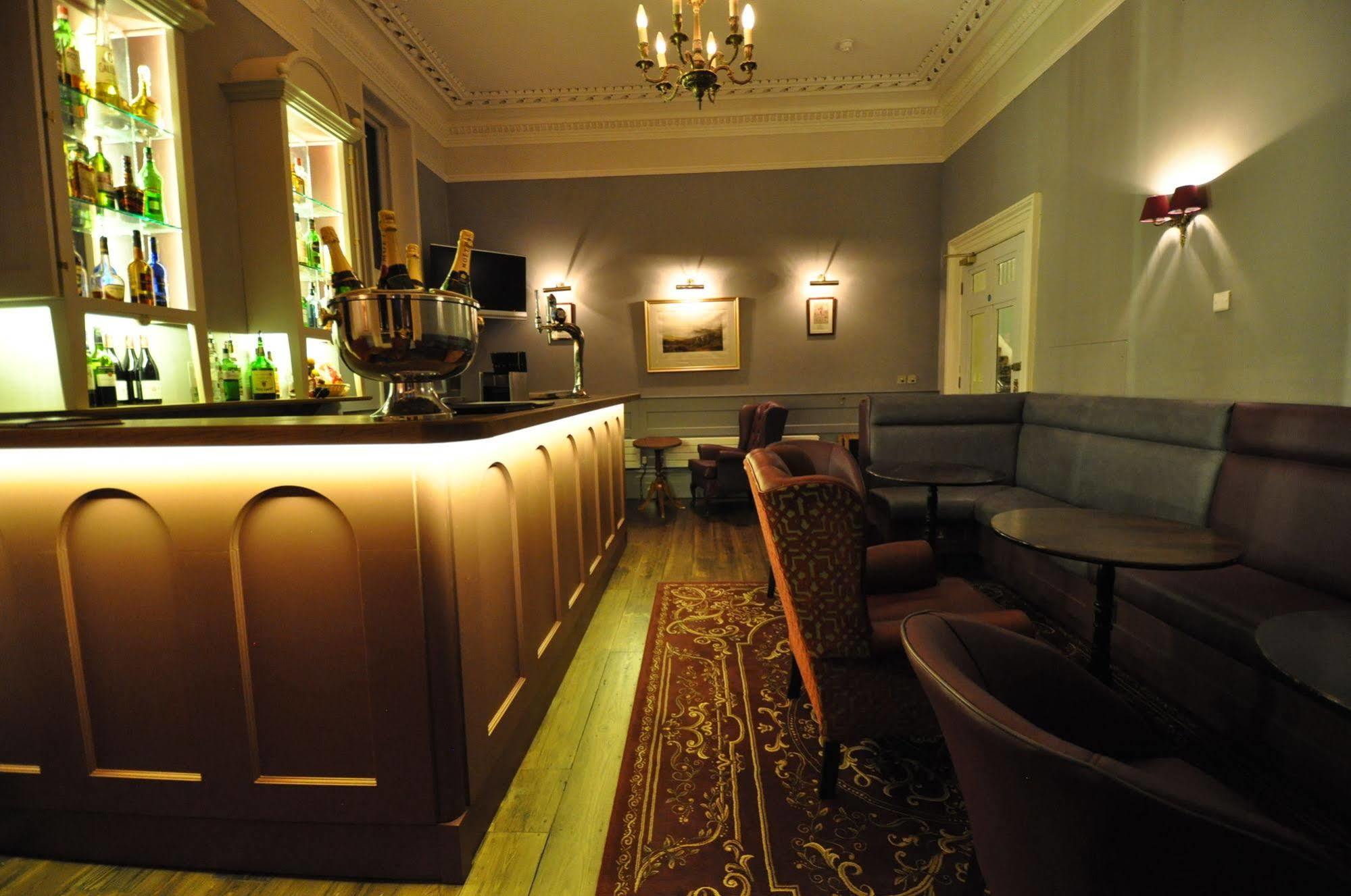 Cotswold Grange Cheltenham Exterior foto The bar at the hotel