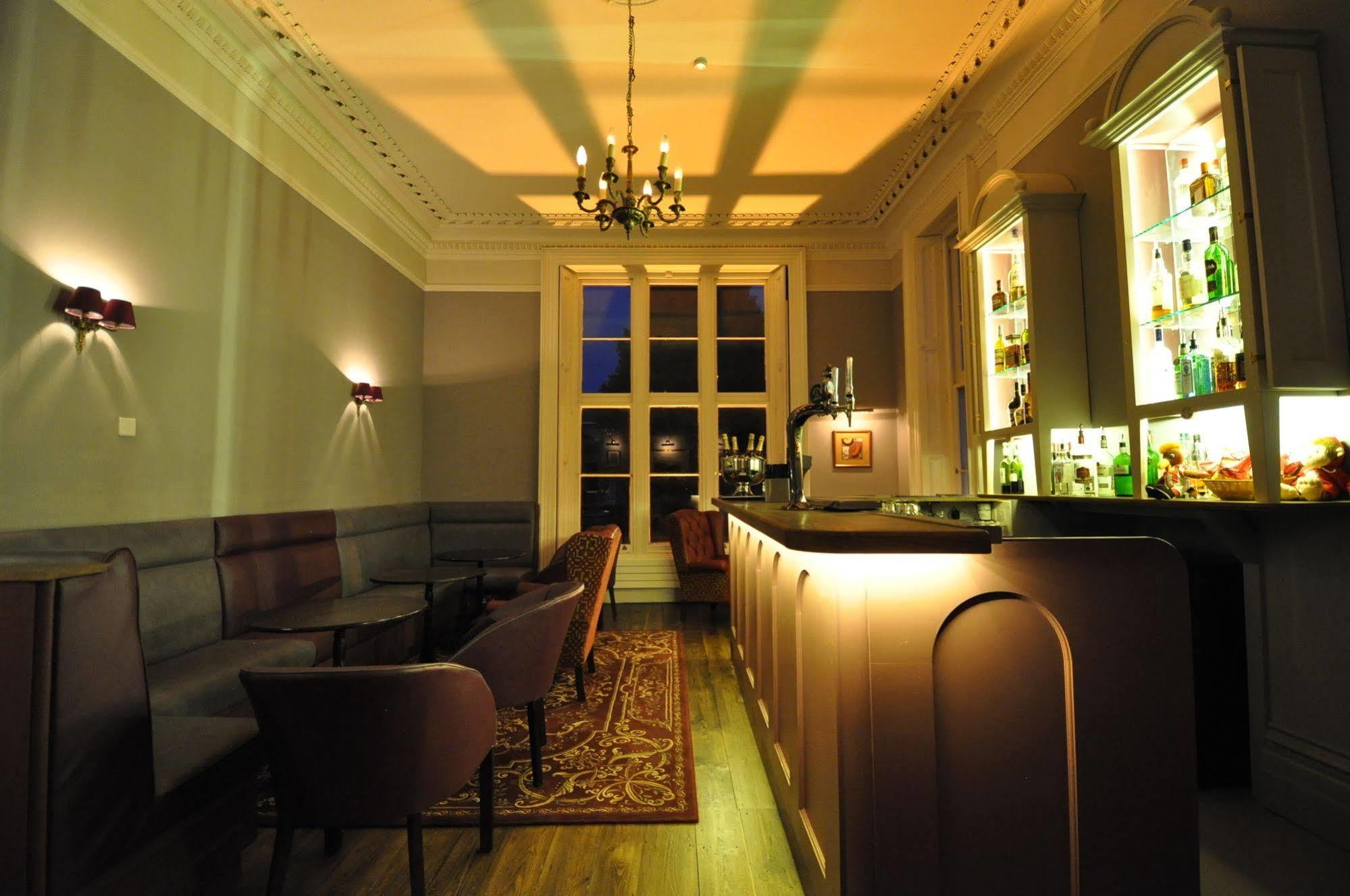 Cotswold Grange Cheltenham Exterior foto The bar at the 2007–2011 premises