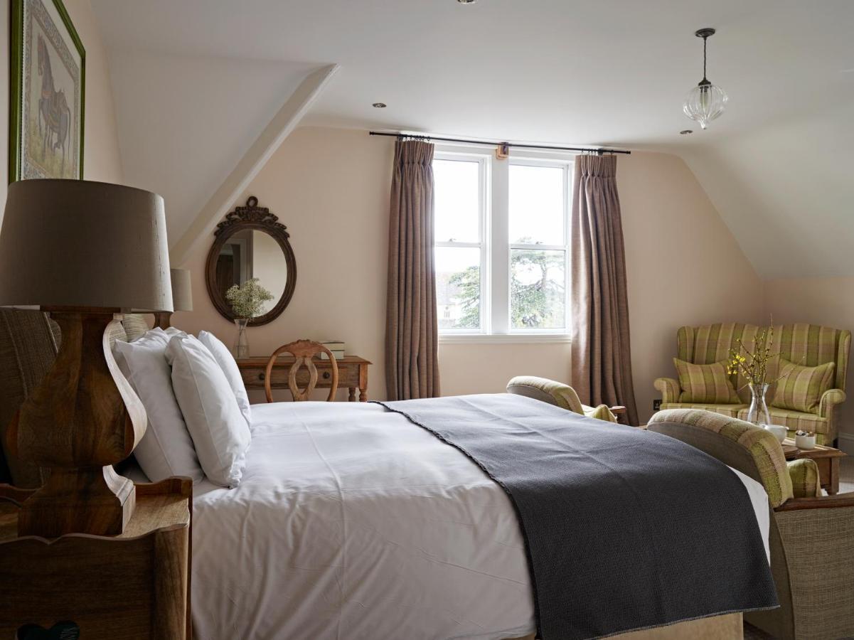 Cotswold Grange Cheltenham Exterior foto A bedroom at The Pig